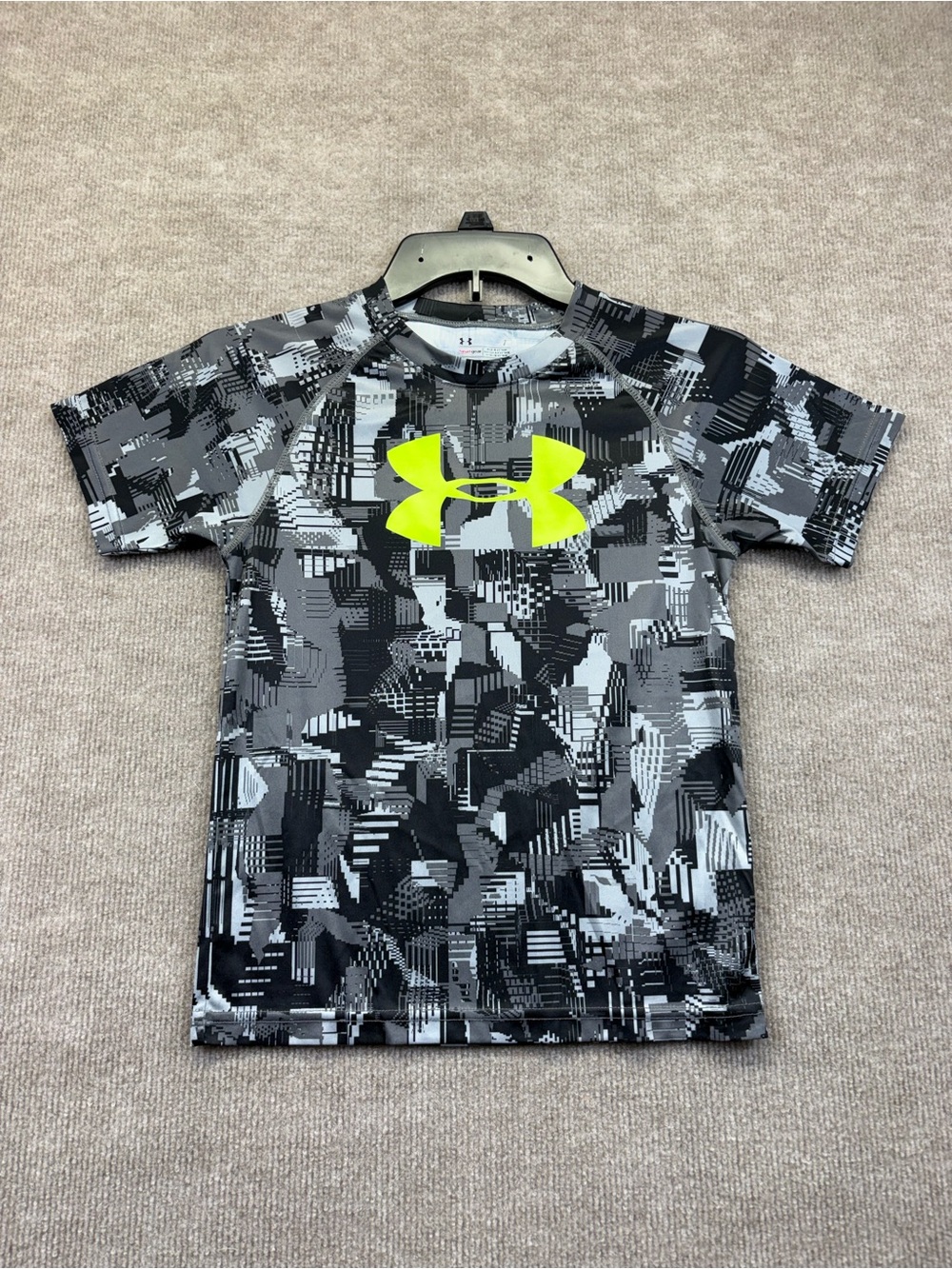 Under Armour UA boys size 7 Loose Fit Gray Camouflage Heat Gear T-shirt